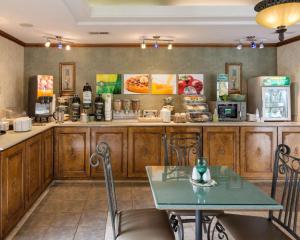 een koffiebar met een tafel en een bar bij Quality Inn South Hill I-85 in South Hill