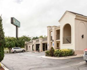 un edificio con un cartel en un estacionamiento en Quality Inn South Hill I-85, en South Hill