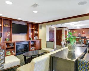 
a kitchen with a table and chairs and a tv at Comfort Inn & Suites Airport Dulles-Gateway in Sterling
