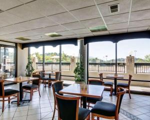 restauracja ze stołami, krzesłami i oknami w obiekcie Quality Inn Troutville - Roanoke North w mieście Troutville