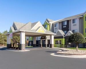 a hotel with a gazebo in front of a building at Quality Inn & Suites Ashland near Kings Dominion in Ashland