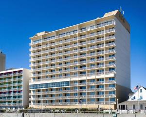 een groot wit gebouw met veel ramen bij Comfort Suites Beachfront in Virginia Beach