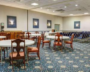 a dining room with tables and chairs and tables and chairs at Quality Inn North in Richmond