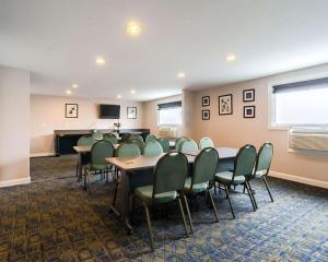 uma sala de conferências com uma mesa longa e cadeiras em Rodeway Inn & Suites Williamsburg Central em Williamsburg