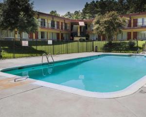 a swimming pool in front of a building at Rodeway Inn Colonial Heights I-95 in Colonial Heights