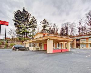 un hotel con un coche aparcado en un aparcamiento en Econo Lodge Wytheville en Wytheville