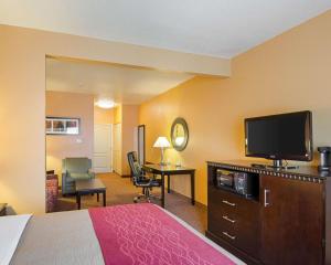Habitación de hotel con cama y TV de pantalla plana. en Comfort Inn & Suites Orange - Montpelier, en Orange