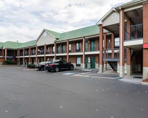 un estacionamiento frente a un gran edificio en Econo Lodge, en Richmond