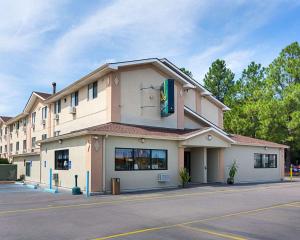 un edificio con un cartel en el costado en Quality Inn Chesapeake, en Chesapeake