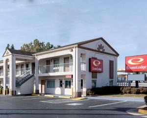 un gran hotel blanco con aparcamiento en Econo Lodge Fredericksburg near I-95, en Fredericksburg