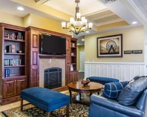 a living room with a fireplace and a tv at Bluegreen Parkside Williamsburg, Ascend Resort Collection in Williamsburg