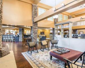 eine Lobby mit Stühlen und eine Bar in einem Gebäude in der Unterkunft Bluegreen Vacations Shenandoah Crossing, Ascend Resort Collection in Gordonsville