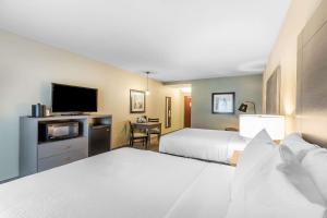 Tempat tidur dalam kamar di Marina Bay Hotel & Suites, Ascend Hotel Collection