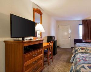 una habitación de hotel con TV de pantalla plana en una cómoda en Econo Lodge, en Richmond
