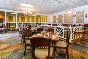 En restaurang eller annat matställe på Clarion Hotel Williamsburg I-64