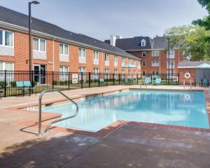 a large swimming pool in front of a building at Comfort Inn Williamsburg Gateway in Williamsburg