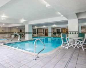 Swimming pool sa o malapit sa Comfort Inn & Suites Near Burke Mountain