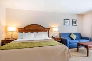 Comfort Inn & Suites South Burlington tesisinde bir odada yatak veya yataklar