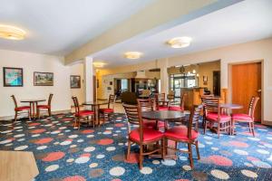 מסעדה או מקום אחר לאכול בו ב-Comfort Inn & Suites South Burlington