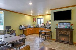 sala de estar con chimenea y TV de pantalla plana en Econo Lodge, en Manchester