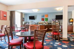 מסעדה או מקום אחר לאכול בו ב-Comfort Inn & Suites South Burlington