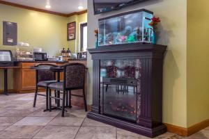 a room with a fish tank and a table and a bar at Econo Lodge in Manchester