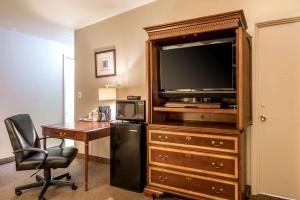En TV eller et underholdningssystem på Holiday Lodge Yakima