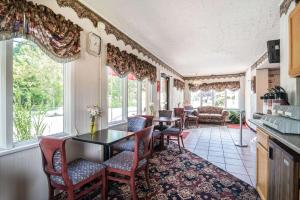 Gallery image of Econo Lodge in Brattleboro +24 photos