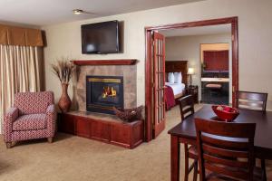 una sala de estar con chimenea en una habitación de hotel en Quality Inn Oakwood en Spokane