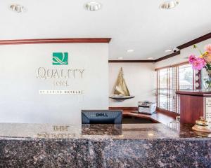 eine Lobby eines Hotels mit einem Schild, das die Gültigkeit des Gasthofs liest in der Unterkunft Quality Inn Port Angeles - near Olympic National Park in Port Angeles