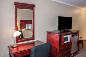 TV a/nebo společenská místnost v ubytování Quality Inn & Suites Fife Seattle