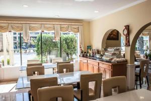 a restaurant with tables and chairs and windows at Quality Inn & Suites Fife Seattle in Fife +20 photos