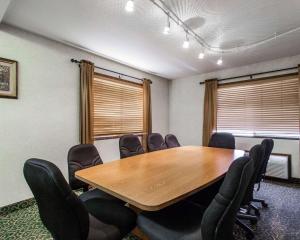 une salle de conférence avec une table et des chaises en bois dans l'établissement Quality Inn & Suites Goldendale, à Goldendale
