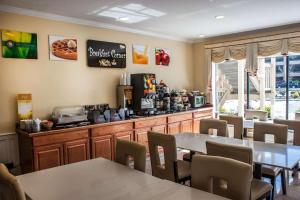 Příslušenství pro přípravu čaje a kávy v ubytování Quality Inn & Suites Fife Seattle
