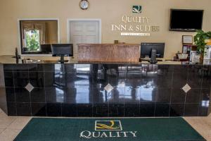 TV a/nebo společenská místnost v ubytování Quality Inn & Suites Fife Seattle
