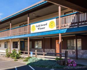 un edificio con un letrero que lee el ganador del premio en frío en Quality Inn & Suites Goldendale, en Goldendale