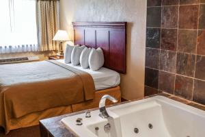Postel nebo postele na pokoji v ubytování Quality Inn & Suites Fife Seattle