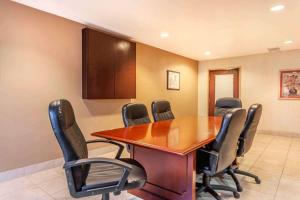 una sala de conferencias con mesa de madera y sillas en Quality Inn Arlington, en Arlington