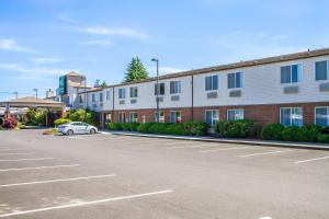 un parking en face d'un bâtiment dans l'établissement Quality Inn & Suites Longview Kelso, à Longview