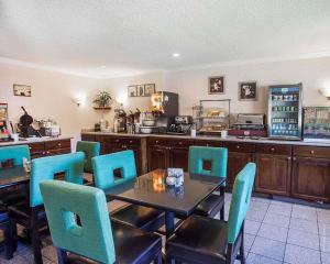 a dining room with a table and blue chairs at Comfort Inn Kirkland in Kirkland