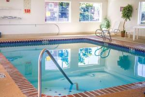 Quality Inn & Suites Longview Kelso tesisinde veya buraya yakın yüzme havuzu