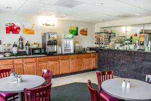 Quality Inn & Suites Longview Kelso tesisinde lounge veya bar alanı