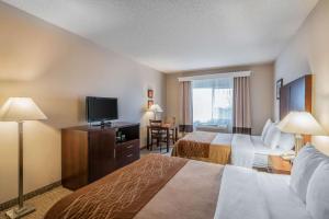 ein Hotelzimmer mit zwei Betten und einem Flachbildfernseher in der Unterkunft Comfort Inn & Suites Seattle North in Seattle