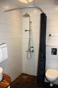 uma casa de banho com um chuveiro e um WC. em Hotel Bov Kro em Padborg