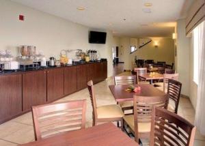 Nhà bếp/bếp nhỏ tại Sleep Inn Pasco Tri -Cities