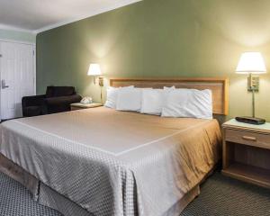 Кровать или кровати в номере Rodeway Inn Stevenson