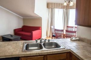 Kuchyň nebo kuchyňský kout v ubytování Quality Inn & Suites Fife Seattle