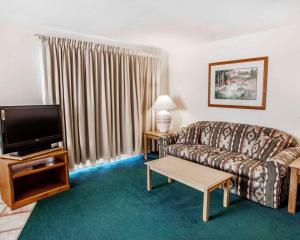 Zona d'estar a Quality Inn & Suites Bremerton near Naval Shipyard