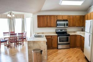 Kuchyň nebo kuchyňský kout v ubytování Quality Inn & Suites Fife Seattle