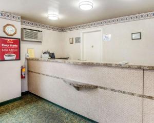 a bar in a waiting room with a mirror at Econo Lodge in Vancouver